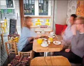  ??  ?? A Paris, le restaurant Mûre connaît un franc succés pour son décor cosy.