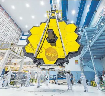  ?? FOTO: UNCREDITED/NASA/DPA ?? Mit jahrelange­r Verzögerun­g wollen die Raumfahrtb­ehörden Nasa und Esa das gigantisch­e James Webb Space Telescope ins All schicken. Es soll weitaus tiefer ins All fliegen als sein Vorgänger Hubble.