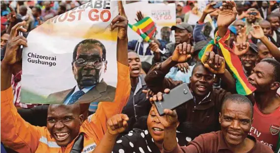  ?? [ FOTO EPAEFE ] ?? Rakyat Zimbabwe mengadakan protes besar-besaran mendesak pengundura­n Mugabe dengan sokongan tentera di Harare, semalam.