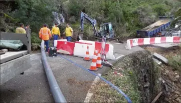  ?? (Photo H. A.) ?? Les travaux de remise en état de la chaussée ont débuté mais ils seront longs et les usagers habituels de la D vont encore devoir prendre leur mal en patience.