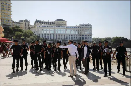  ?? MARKUS SCHREIBER — THE ASSOCIATED PRESS ?? French police officers get instructio­ns in front of the Le Bellevue at the beach promenade ahead of the upcoming G7 Summit, in Biarritz, France, Thursday.