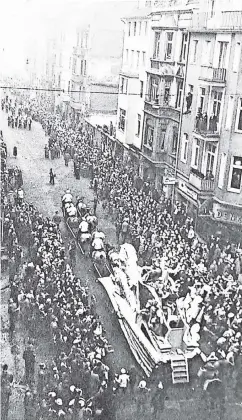  ??  ?? Der Zoch zog 1958 noch mit reichlich Zwischenra­um. Es war das erste Jahr mit einer festen Zugleitung, gestellt von der KG „Onger Ons“.