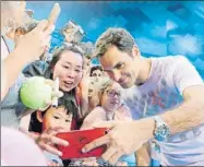  ?? FOTO: EFE ?? Federer atiende a su afición tras entrenarse en Perth