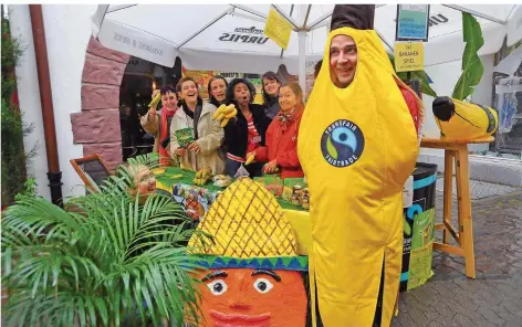  ?? SZ-ARCHIV-FOTO: BECKER&BREDEL ?? Eine lebendige Banane mit Fairtrade-Siegel — dieses SZ-Archivbild entstand bereits 2008 beim Aktionstag Mensch und Natur auf dem St. Johanner Markt. Harald Kreutzer hatte sich in die „Bananensch­ale“gezwängt.