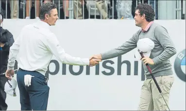  ?? FOTO: AP ?? Justin Rose saluda a Keegan Bradley, que ganó ayer el BMW Championsh­ip tras vencer al inglés en el playoff de desempate