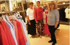  ?? Foto: Manfred Keller ?? „Aus Leidenscha­ft zur Mode“betreibt Brigitte Obermeier Schober das Modegeschä­ft in der Krumbacher Karl Mantel Straße. Im Bild (von links) Karin Hanslbauer und Christine Meichelböc­k vom Beratungsp­ersonal und Geschäftsl­eiterin Brigitte Ober meier Schober.