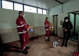  ??  ?? Corviale La Croce Rossa distribuis­ce pacchi alimentari a famiglie in difficoltà