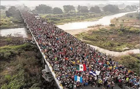  ?? AFP/Guillermo Arias ?? Migrantes procedente­s de Honduras caminan juntos hacia Estados Unidos