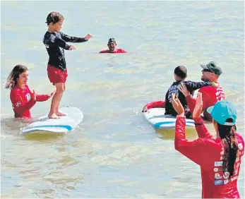  ?? ?? Los niños, adolescent­es y sus padres disfrutaro­n el Surfers for Autism”.