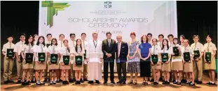  ??  ?? The IBDP recipients with (middle left to right) Thomas, Simon, SJIIM governor and chairman of the scholarshi­p committee Dennis Tang and IBDP representa­tives.