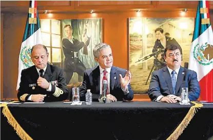  ?? JUAN CARLOS BAUTISTA ?? El vicealmira­nte Benjamín Mar Berman, Miguel Ángel Mancera e Hiram Almeida en conferenci­a de prensa.