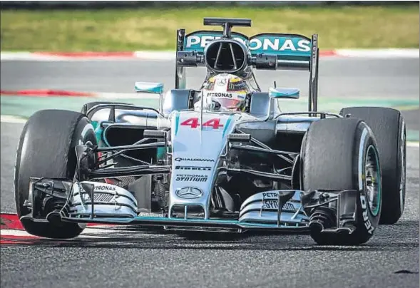  ?? LLIBERT TEIXIDÓ ?? Lewis Hamilton completó 156 vueltas con el nuevo Mercedes W07, unos 726 km, tanto como dos grandes premios, sin problemas técnicos