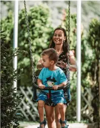  ??  ?? In Südtirol angekommen, ging es für die Kinder erst einmal auf den Spielplatz des Campingpla­tz Moosbauer.