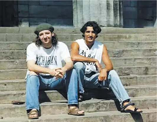  ?? PHOTO COURTOISIE ?? Gerald Butts (à gauche) et Justin Trudeau se connaissen­t depuis très longtemps comme en témoigne cette photo des deux hommes prise sur les marches du pavillon des Arts de l’université Mcgill, à Montréal, pendant leurs études dans les années 1990.