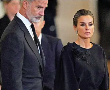  ?? POOL ?? Don Felipe y Doña Letizia, ayer, durante su visita a la capilla ardiente de la reina Isabel II.
