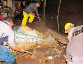  ??  ?? DESTRUIDA. UNA VIVIENDA SE DESPLOMÓ AYER EN LA MADRUGADA EN LA COLONIA LAS ILUSIONES, EN JUAYÚA. SUS HABITANTES RESULTARON ILESOS.