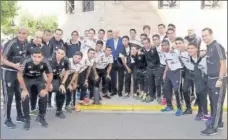  ??  ?? VICENTE DEL BOSQUE. Junto a la selección venezolana.