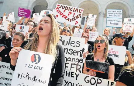  ?? MIKE BLAKE/REUTERS ?? Nas ruas. Mulheres protestam em Los Angeles contra a nomeação do juiz Brett Kavanaugh, acusado de assédio sexual