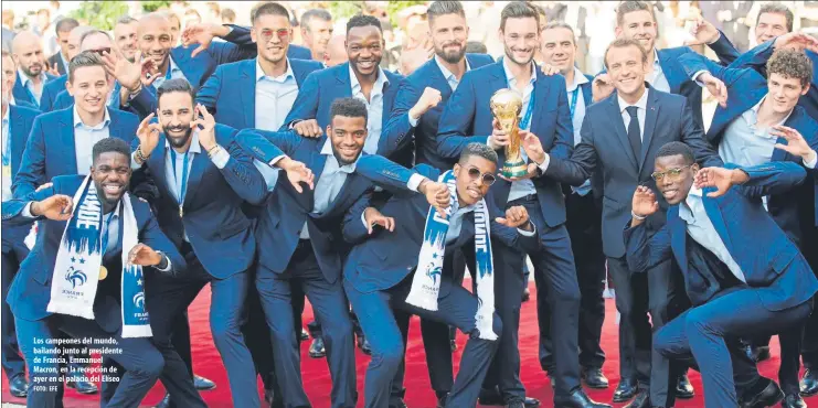  ?? FOTO: EFE ?? Los campeones del mundo, bailando junto al presidente de Francia, Emmanuel Macron, en la recepción de ayer en el palacio del Elíseo