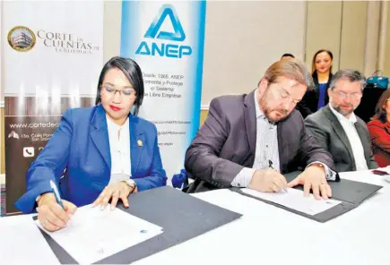  ??  ?? Acto. Firmaron el convenio la presidenta de la CCR, Carmen Elena Rivas, y el presidente de la ANEP, Luis Cardenal.