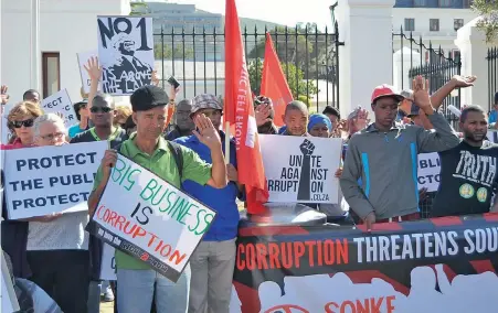  ?? PICTURE: BHEKI RADEBE ?? THREAT TO DEMOCRACY: Anti-corruption groups protested outside Parliament recently in support of Public Protector Thuli Madonsela. Thousands are expected to march on the Union Buildings and Parliament tomorrow to protest against graft.