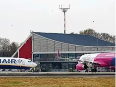  ?? Archivfoto: Matthias Becker ?? Der Allgäu Airport sei eine Erfolgsges­chichte – darin waren sich Abgeordnet­e und Minister einig.