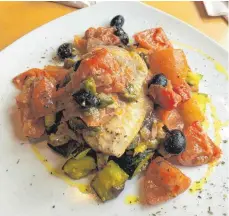  ?? FOTO:NYFFENEGGE­R ?? Der Rotbarsch mit mediterran­em Gemüse bringt Farbe und Geschmack auf den Teller und an den Gaumen.