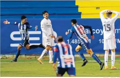  ?? MANUEL LORENZO / EFE ?? Los jugadores del Alcoyano celebran el 2-1 ante la desesperac­ión de los defensores del Real Madrid.