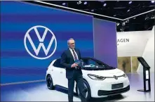  ?? LI FUSHENG / CHINA DAILY ?? Volkswagen Group China CEO Stephan Woellenste­in explains the company’s electric ID 3 model.