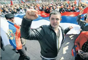  ?? Foto: Reuters ?? Prorussisc­he Demonstran­ten bei Protesten, bei denen das Regionalpa­rlament im ostukraini­schen Donetsk gestürmt wurde.