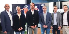  ?? ?? Die ÖFB-Offizielle­n rund um Sportdirek­tor Peter Schöttel (Mitte)