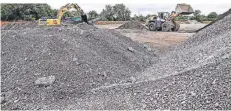  ?? FOTO: LARS FRÖHLICH ?? Baufahrzeu­ge auf der Baustelle für das neue Holzenergi­ezentrum der Stadtwerke