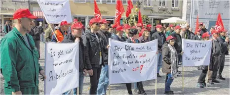  ?? FOTO: TREFFLER ?? Zielscheib­e des Protests der NTW-Beschäftig­ten auf dem Marktplatz war auch Geschäftsf­ührer Dirk Otto, der die Insolvenz angemeldet hatte.