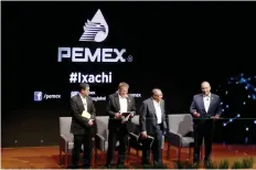  ??  ?? Directivos de Pemex dieron a conocer el martes el mayor tamaño de un yacimiento petrolero en Ixachi, Veracruz.