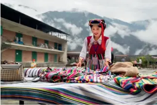  ?? Ma Li ?? Las mantas tejidas a mano por mujeres de la prefectura autónoma de la etnia lisu de Nujiang, en la provincia de Yunnan, se han vuelto muy populares.