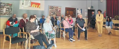  ?? Marian Roche) ?? The experience­d members of Mitchelsto­wn community taking part in a singalong on Wednesday this week in the Town Hall. (Pic: