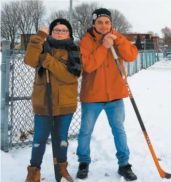  ?? PHOTO JEAN-FRANÇOIS RACINE ?? Malgré les travaux au centre communauta­ire, Nathan D’amours et son père Alex aimeraient bien jouer au hockey cet hiver sur une patinoire extérieure, au parc Bardy.