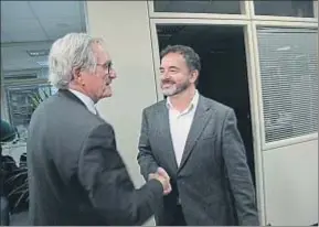  ?? KIM MANRESA ?? Trias y Bosch se saludan momentos antes de la reunión