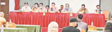  ??  ?? MESYUARAT: Othman (duduk empat kanan) bersama ahli jawatankua­sa lama semasa berlangsun­gnya AGM PEPSAR sesi pemilihan AJK baharu penggal 2020/2022.