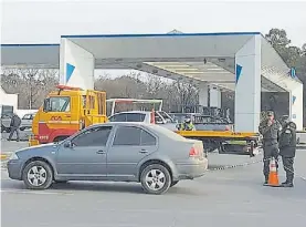  ??  ?? Lugar. Los agentes se tirotearon en una estación de servicio de ruta 3.