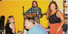  ?? Foto: Hieronymus Schneider ?? Daniel Köhn bewegte mit seinen Liedern die Herzen der Zuhörer beim inklusiven Sommerfest in Schwabmünc­hen.