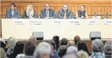  ?? FOTO: EICH ?? In gleicher Reihenfolg­e wie auf dem Wahlzettel sitzen die OB-Kandidaten auf dem Podium.