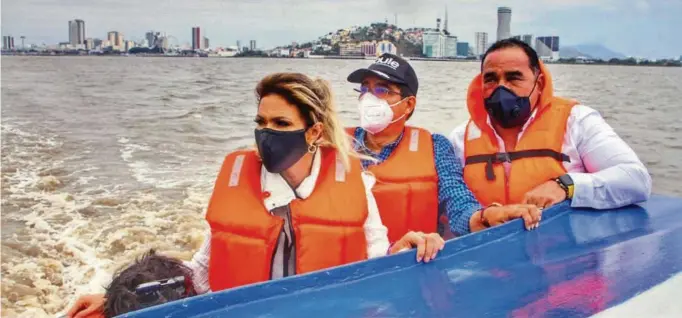  ?? TOMADA DE LA ALCALDIA DE DURÁN ?? kLa prefecta de Guayas, Susana González, y el alcalde de Durán, Dalton Narváez (atrás), en un recorrido por el río Guayas que realizaron el 17 de agosto de 2020 junto a los alcaldes de Samborondó­n y Daule.