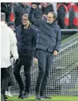  ?? FOTO: IMAGO IMAGES ?? Den verletzten Fuß in der Luft, ballt Bayern-Trainer Thomas Tuchel nach dem Sieg die Faust.