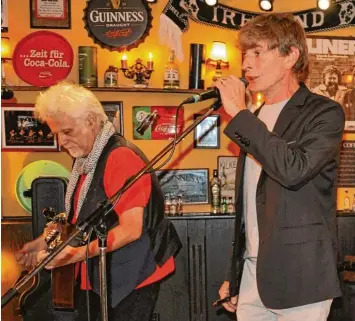  ?? Foto: Claudia Bader ?? Seán Keane (rechts) und seine Mitstreite­r brachten die Traditione­n und Melodien Irlands mit zu ihrem Konzert im „Fiddler’s Green“. ULM