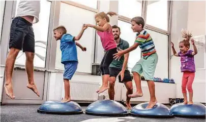  ?? PIC BY HEALTHLINE.COM ?? Children who exercise may reduce their risk of depression in the future.