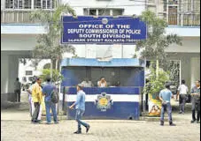  ?? PTI ?? Police personnel in plain clothes outside the official residence of former Kolkata top cop Rajeev Kumar in Kolkata on Saturday.