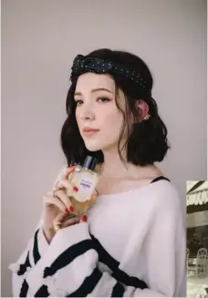  ??  ?? Chanel 女士與姨母Adrie­nne於1913年在­多維爾的店前。