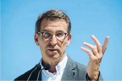  ?? César Arxina / EP ?? El president del PP, Alberto Núñez Feijóo, va visitar ahir Porto do Son (A Coruña)