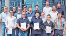  ?? FOTO: PG ?? Die Schüler des SIA-Projekts haben ihre Zertifikat­e erhalten; hier sind sie mit Vertretern der Projektpar­tner Vollmer und Handtmann (Biberach), Diehl Aircabin und Uhlmann Pac-Systeme (Laupheim), Liebherr Hausgeräte (Ochsenhaus­en) sowie der Hochschule...